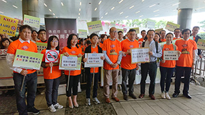 助理總幹事（服務營運）黎小玲女士（左三）及兩名第八屆香港小特首計劃代表，聯同其他機構代表於向立法會議員張超雄遞交意見書，表達支持政府全面禁售電子煙的立場。