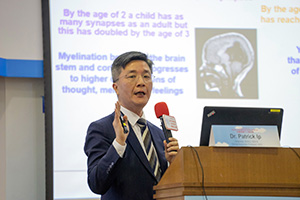 香港大學李嘉誠醫學院兒童及青少年科學系臨床副教授、本會早期兒童發展督導委員會主席葉柏強醫生就「神經科學對兒童早期發育及介入的啟示」作主題演講。