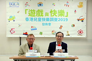 本會執行委員會主席吳彥明醫生（左）及總幹事陳健雄先生（右）講解調查的背景資料、結果及分析，並針對調查提出可行建議。