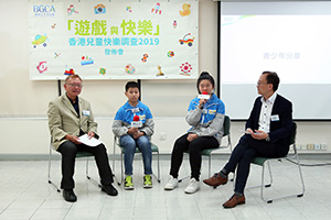 兩位嘉賓與第九屆香港小特首伍紋况（左二）及莫嘉穎（右二）分享遊戲狀況。