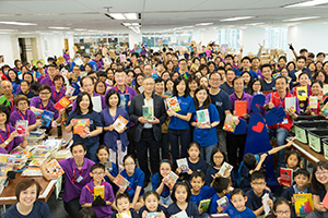 太古地產愛心大使、香港小童群益會及義務工作發展局動員約1,200位義工協助將書本整理及分類。