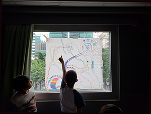 有特殊學習需要的學童透過參與「SEN藝同遊」小組，於大型畫布中畫上自己的小天地，藉著創作探索及分享其內心世界和抒解情緒。