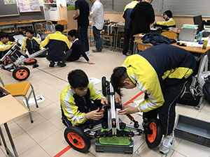 同學們參與以STEM為主題的體驗學習活動，由零開始裝嵌電動車「夢想號」。