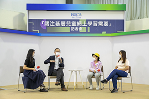 總幹事陳健雄（左二）及社工何沛瑩與獲贈電腦的彤彤（化名）（右二）及程女士（右一）對談，了解兩個家庭面對網上學習的困難。